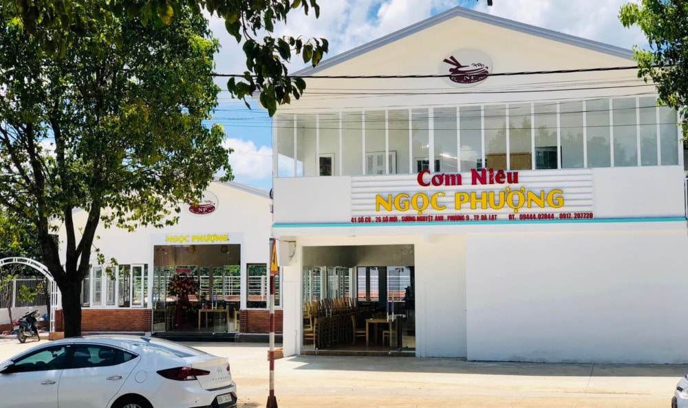 Quán có mặt tiền rộng rãi, được thiết kế với tông màu trắng chủ đạo tạo cảm giác sạch sẽ, sáng sủa 